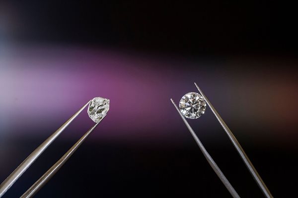 Учени откриха как да превръщат човешки останки в диаманти