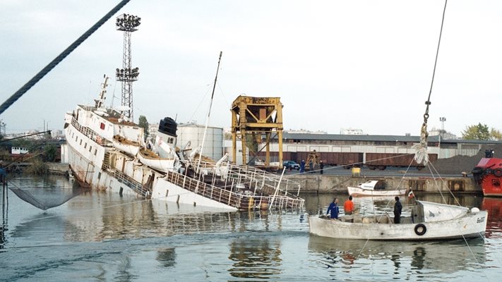 КОШМАРНА катастрофа в Черно море: Два кораба се БЛЪСНАХА, единият избяга