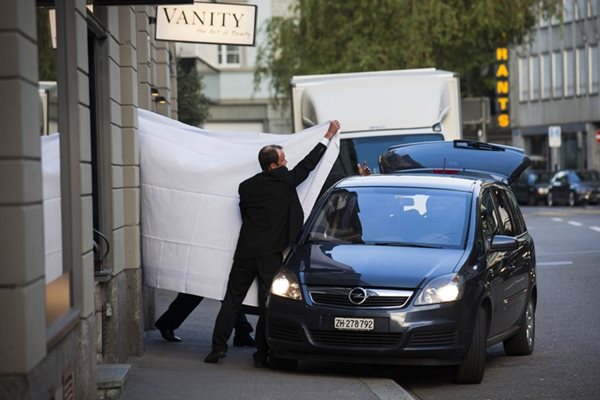 Швейцарски полицаи извеждат един от арестуваните чиновници от ФИФА от хотела му в Цюрих. Снимка: "Ню Йорк Таймс"