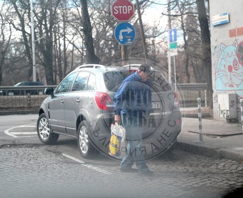 Филип Боков с тежки пазарски чанти