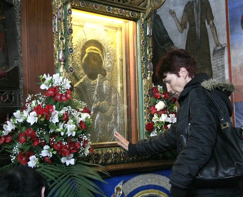Вярващи намират утеха в молитвите си пред иконата на Божията майка в Бачковския манастир.