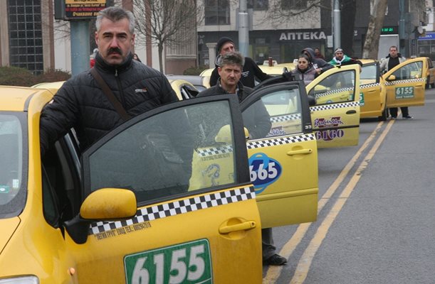 И таксиметрови шофьори се включиха в протеста за лекаря.