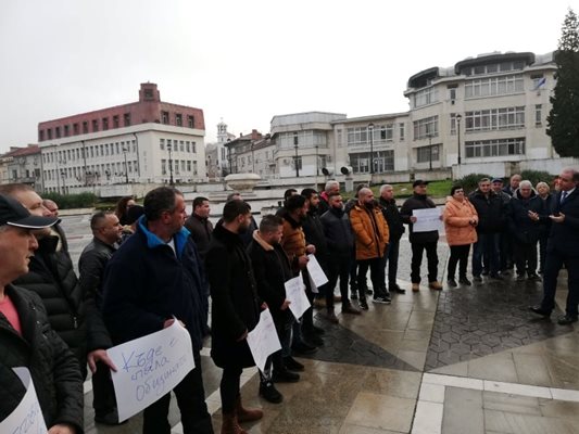 Асеновградчани се събраха пред общината, за да изразят възмущението си от неработещата станция за отпадни води на стойност 32 млн. лева