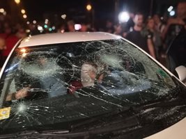 Протестиращи изпочупиха колата на майка с две деца, замеряха я с яйца, крещяха й "Убийца!"