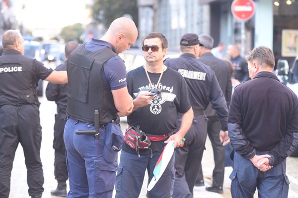 Полицаи проверяват багажите на протестиращи СНИМКА: Велислав Николов