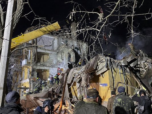 Руска ракета разруши късно снощи жилищна сграда в източния украински град Краматорск 
Снимка:Ройтерс