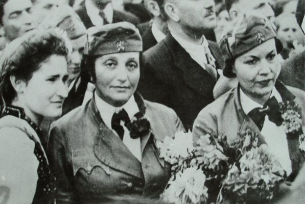 1945 г. Дора Габе и Елисавета Багряна (вдясно) преди заминаването им на фронта. На 29 април Багряна щеше да навърши 130 години.