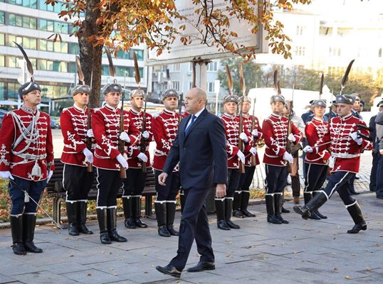 Президентът Румен Радев прие почетния караул по повод Деня на българската авиация СНИМКА: НИКОЛАЙ ЛИТОВ