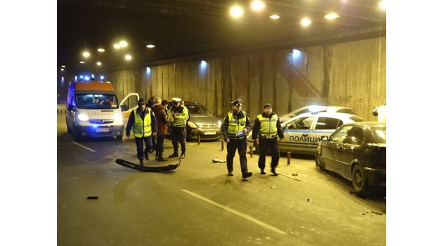 Пътни полицаи обработват катастрофите и регулират движението в централния подлез на Пловдив. Снимки: Авторът