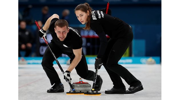 Александър Крушелницки и красивата му съпруга Анастасия Бризгалова станаха бронзови медалисти в смесените двойки на олимпийския турнир по кърлинг.