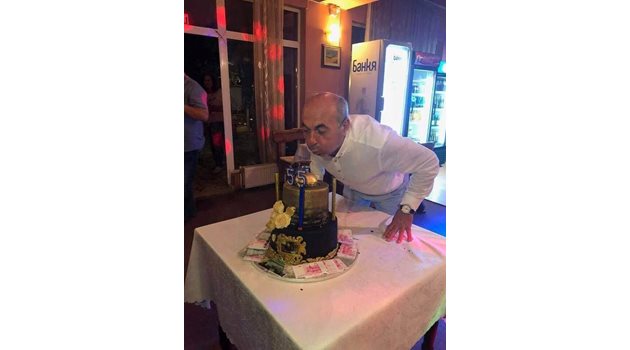 Депутатът Георги Станков от ГЕРБ с тортата за 55-годишнината си