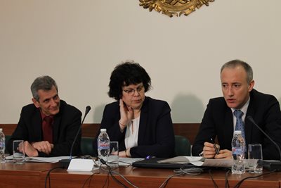 Министърът Красимир Вълчев и заместничката му Таня Михайлова представят идеите.