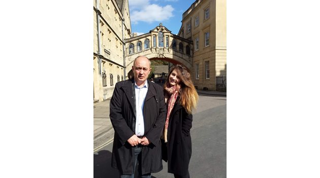 Цветелина Пенкова и баща й Марин по време на дипломирането й в Оксфорд.

СНИМКИ: ЛИЧЕН АРХИВ