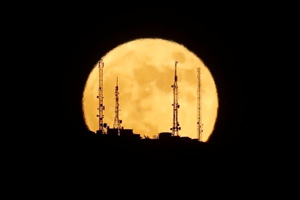 Ягодовата луна видяна от Испания СНИМКИ: Ройтерс