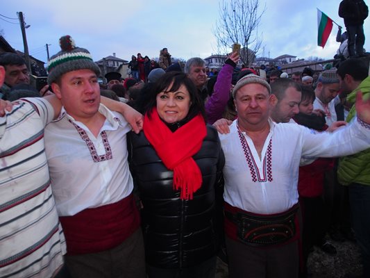 Румен Стоянов (вдясно) с Корнелия Нинова, която се хвана на брега между участници в мъжкото хоро и развълнувано обяви, че то не може да се разкаже, а трябва да се съпреживее.