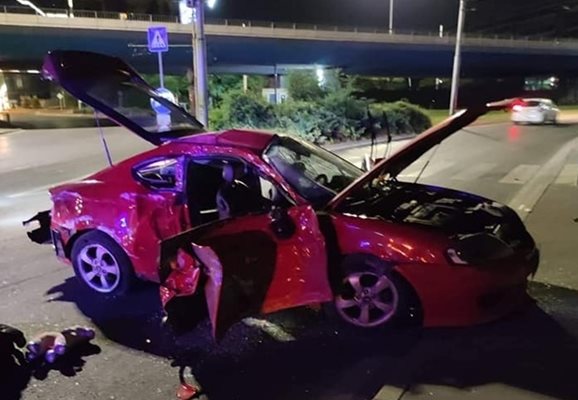 Напушеният млад шофьор разби колата си на кръговото на "Четвърти километър" в столицата. Снимка: Фейсбук/Надежда Дойчева