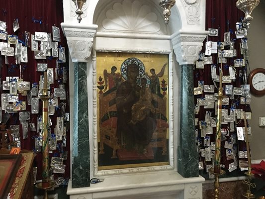 Около чудотворната икона на Богородица Пантанаса богомолци поставят метални фигурки, които показват болните части на тялото.