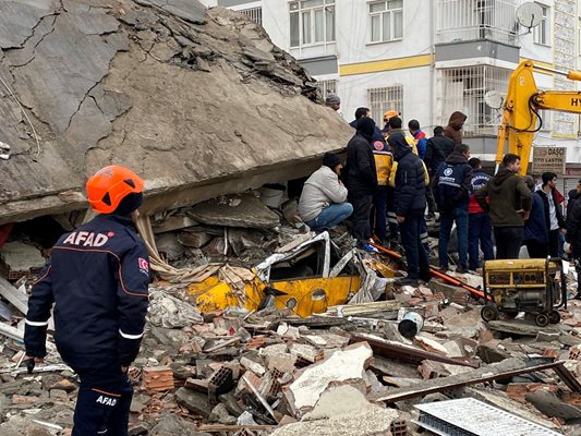 Спасителни екипи от Нидерландия и Румъния са на път към Турция
СНИМКА: Ройтерс