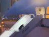 Джо Байдън едва не пада, качвайки се по стълбите на самолет (Видео)