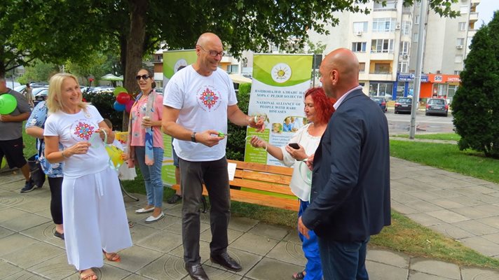 Националният алианс на хората с редки болести подари пейка с послание на Пловдив