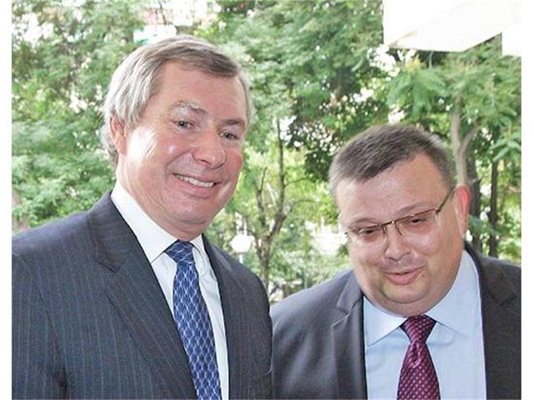 Малко преди окончателното си отпътуване от България американският посланик Джеймс Уорлик отиде в Пловдив, за да се срещне със Сотир Цацаров.
