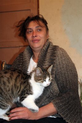 Даниела с една от двете котки, които са и вярна дружинка в самотните часове.
СНИМКА: АНДРЕЙ БЕЛОКОНСКИ