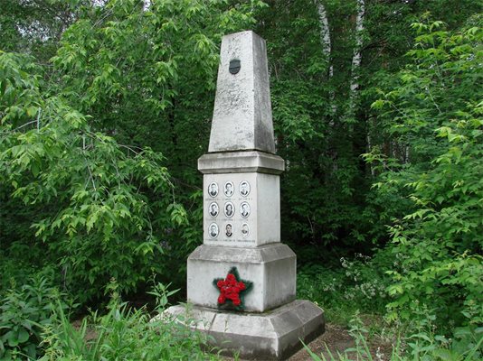 Паметник е издигнат на гроба на загиналите в Михайловското гробище в Екатеринбург. Тази година до тях според волята му бе погребан и оцелелият преди 54 г. Юрий Юдин.
