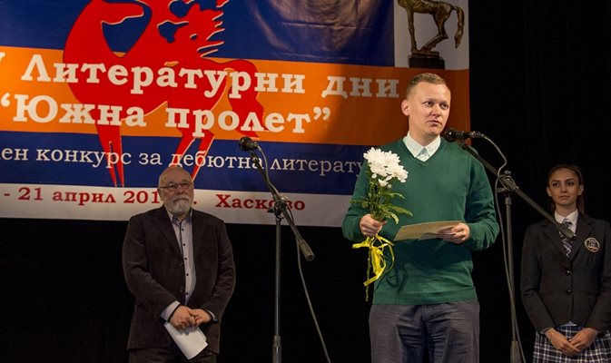 Георги Караманев получава наградата си, зад него е председателят на журито Владимир Зарев.