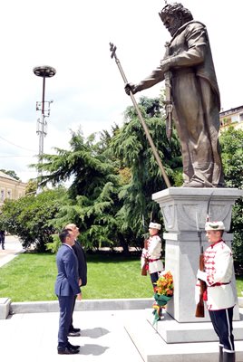 Исторически момент: премиерите на България и на Македония Бойко Борисов и Зоран Заев се поклониха пред паметника на цар Самуил в центъра на София на 20 юни т.г.
