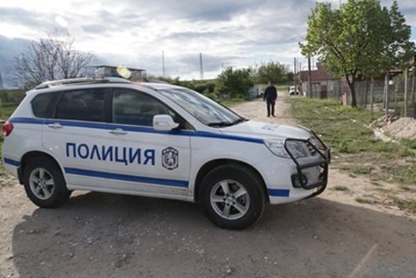 Районът около Костенец е под полицейска обсада от петък. СНИМКА: Десислава Кулелиева