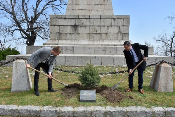 Зам.-кметът Тодор Чонов и директорът на ОП „Градини и паркове“ Веселин Козарев засадиха дървета на Бунарджика.