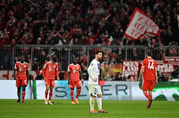 Лионел Меси гледа мрачно пред ликуващите трибуни на стадиона в Мюнхен.