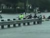 С жива верига спасяват мъж от наводнението в Хюстън (Видео)