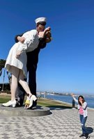 Целувката на матрос и медицинска сестра увековечена в 8-метрова статуя в Сан Диего