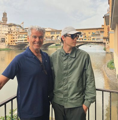 Пиърс Броснан със сина си Парис във Флоренция
