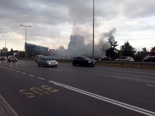 Кола се запали на столичния булевард "Цариградско шосе" Снимка: Facebook/Atanas Finkov