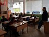 Учител дарява обувки и дрехи на деца в неравностойно положение в Пазарджишко