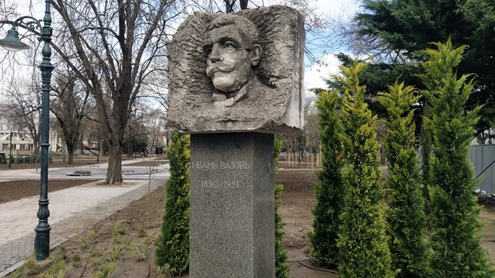 Паметникът на Иван Вазов се намира на входа на градината открай време.