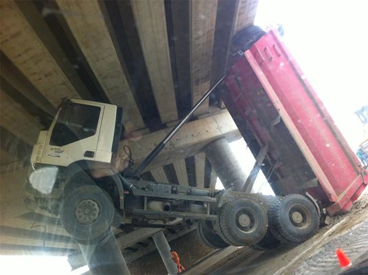 Камион се разчекна под магистрала