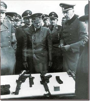 Единствената запазена снимка, на която Хитлер оглежда разглобения щурмгевер на Хуго Шмайзер.