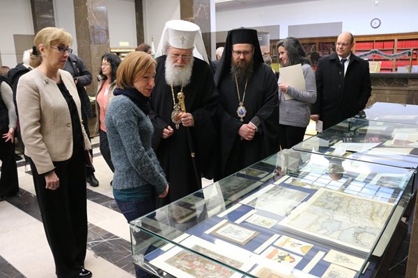 Директорът на Националната библиотека доц. д-р Красимира Александрова и библиотечният експерт Нона Петкова показват изложбата на патриарх Неофит и благоевградския епископ Поликарп (от ляво на дясно).