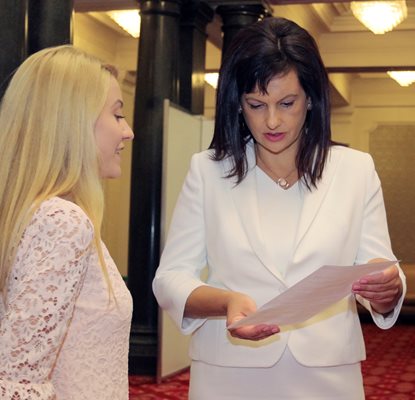 Шефката на депутатите от ГЕРБ Даниела Дариткова получава проекта на “24 часа” за отпадане на лицемерната забрана.