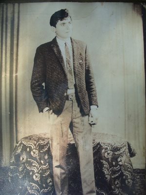 Снимка на убития редник Никола Бояджийски от времето преди да влезе в казармата. 
