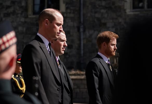 Принцовете Хари и Уилям не вървят един до друг по време на процесията. Между тях е братовчед им Питър.