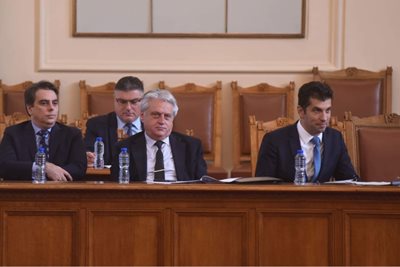 Името на вътрешния министър Бойко Рашков (в средата на първия ред) също бе замесено в такъв проект, но той засега не е коментирал. До него на снимката от ляво на дясно на първи ред са Асен Василев и Кирил Петков.