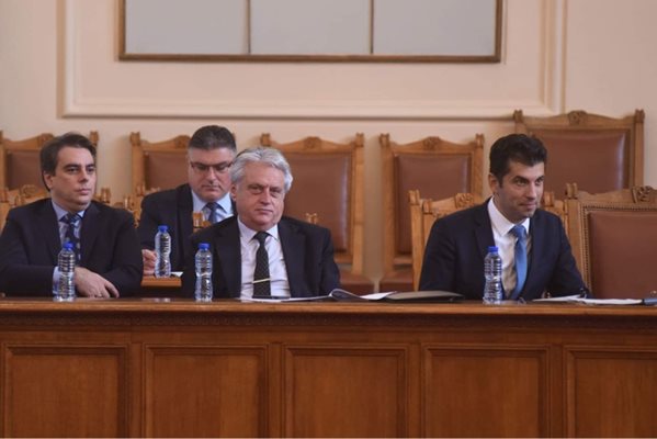 Името на вътрешния министър Бойко Рашков (в средата на първия ред) също бе замесено в такъв проект, но той засега не е коментирал. До него на снимката от ляво на дясно на първи ред са Асен Василев и Кирил Петков.