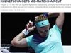 Тенисистка се подстрига на корта по време на мач и после стигна до победата (видео)