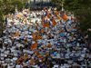 Испанският крал Фелипе Шести участва в шествието в Барселона против тероризма