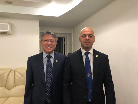 Костадин Димитров /вдясно/ с президента на световната федерация Ри Йон Сон.