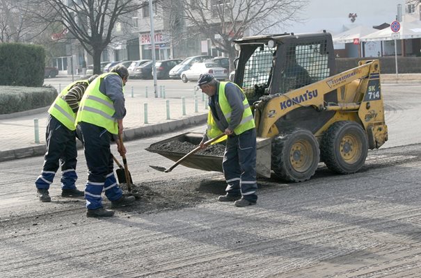 Работници преасфалтират участък от бул. "Свобода" в Пловдив. Снимка: Евгени Цветков